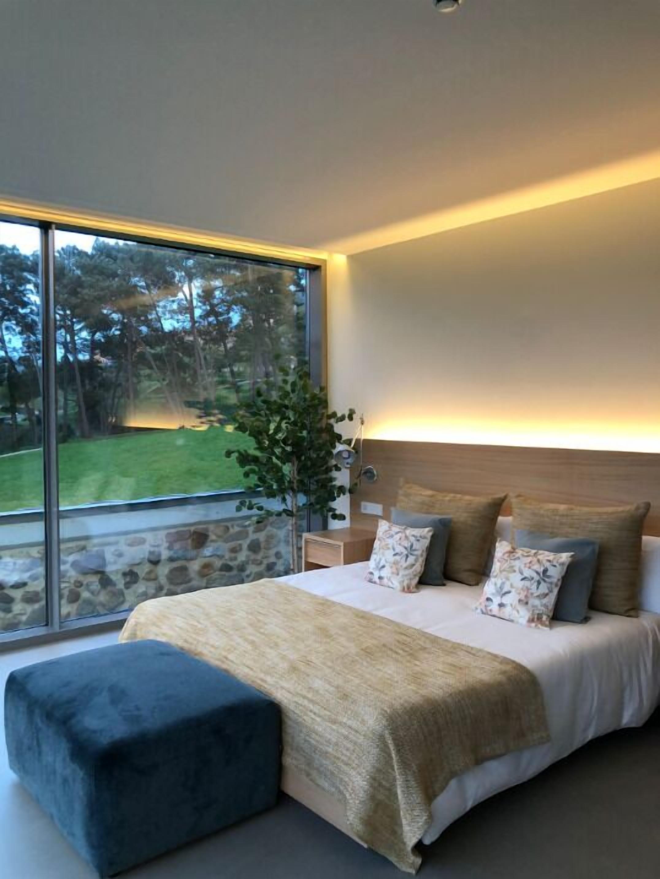 Ropa de cama de alta calidad, cubrecamas y minibar 