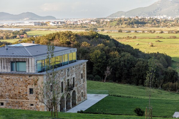 Vista frontal de la propiedad