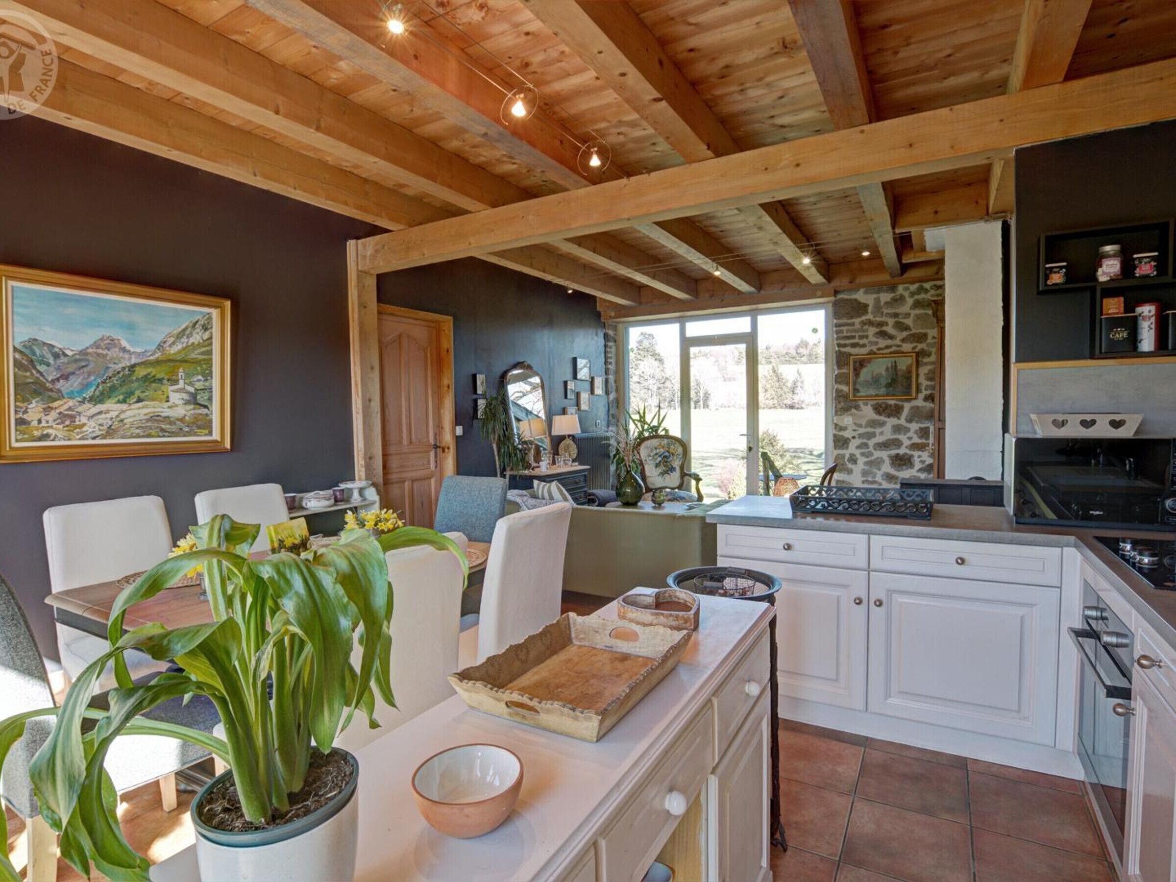 Een koelkast, een microgolfoven, een vaatwasser