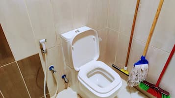 Douche, baignoire à jets, sèche-cheveux, bidet