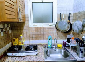 Réfrigérateur, plaque de cuisson, cafetière/bouilloire