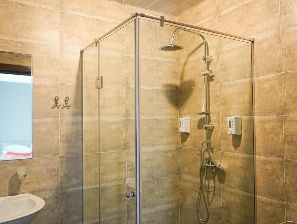 Shower, rainfall showerhead, free toiletries, hair dryer
