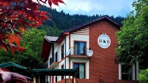 Un edificio de ladrillo de dos pisos con un letrero que dice 'HAB'.