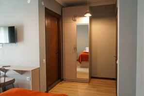 Habitació amb dos llits individuals estàndard, vistes a la muntanya | Roba de llit d'alta qualitat, mobiliari individual i escriptori