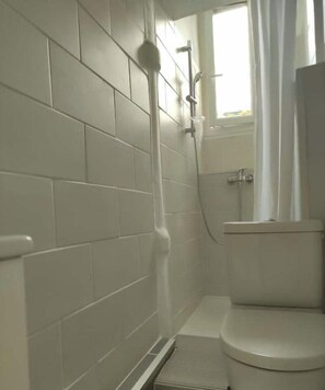Een douche, een haardroger, handdoeken, zeep