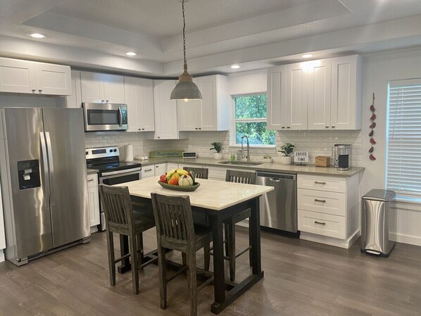 Frigorifero, microonde, forno, piano cottura