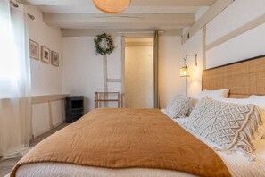 4 bedrooms, iron/ironing board, travel cot, free WiFi