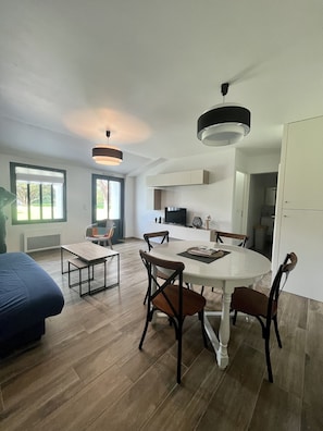 Dining - House in a very quiet area (Saint-Georges-d'Oléron)