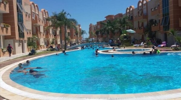 حمّام سباحة خارجي