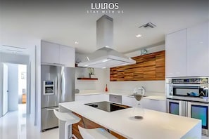 Refrigerador, microondas, horno y parrilla de estufa