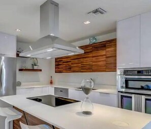 Fridge, microwave, oven, stovetop - Paradise Found: Heated Pool, Mini Golf & BBQ (Miami)