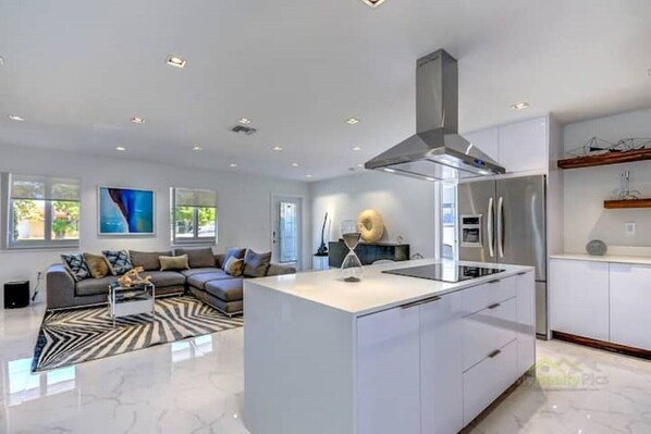 Interior - Paradise Found: Heated Pool, Mini Golf & BBQ (Miami)