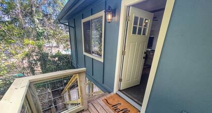 2nd floor, 2 bedroom, 2 bathroom unit near Boat Ramp 2 in Canyon Lake!