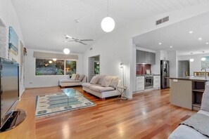 Una televisión, una chimenea