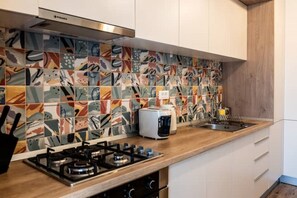 Fridge, microwave, dishwasher, coffee/tea maker