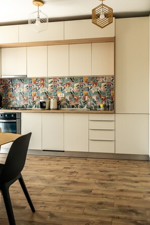 Kühlschrank, Mikrowelle, Geschirrspüler