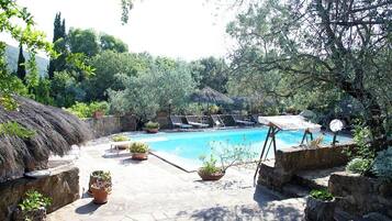 Una piscina techada, una piscina al aire libre