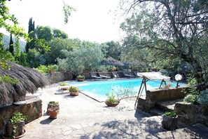 Una piscina cubierta, una piscina al aire libre