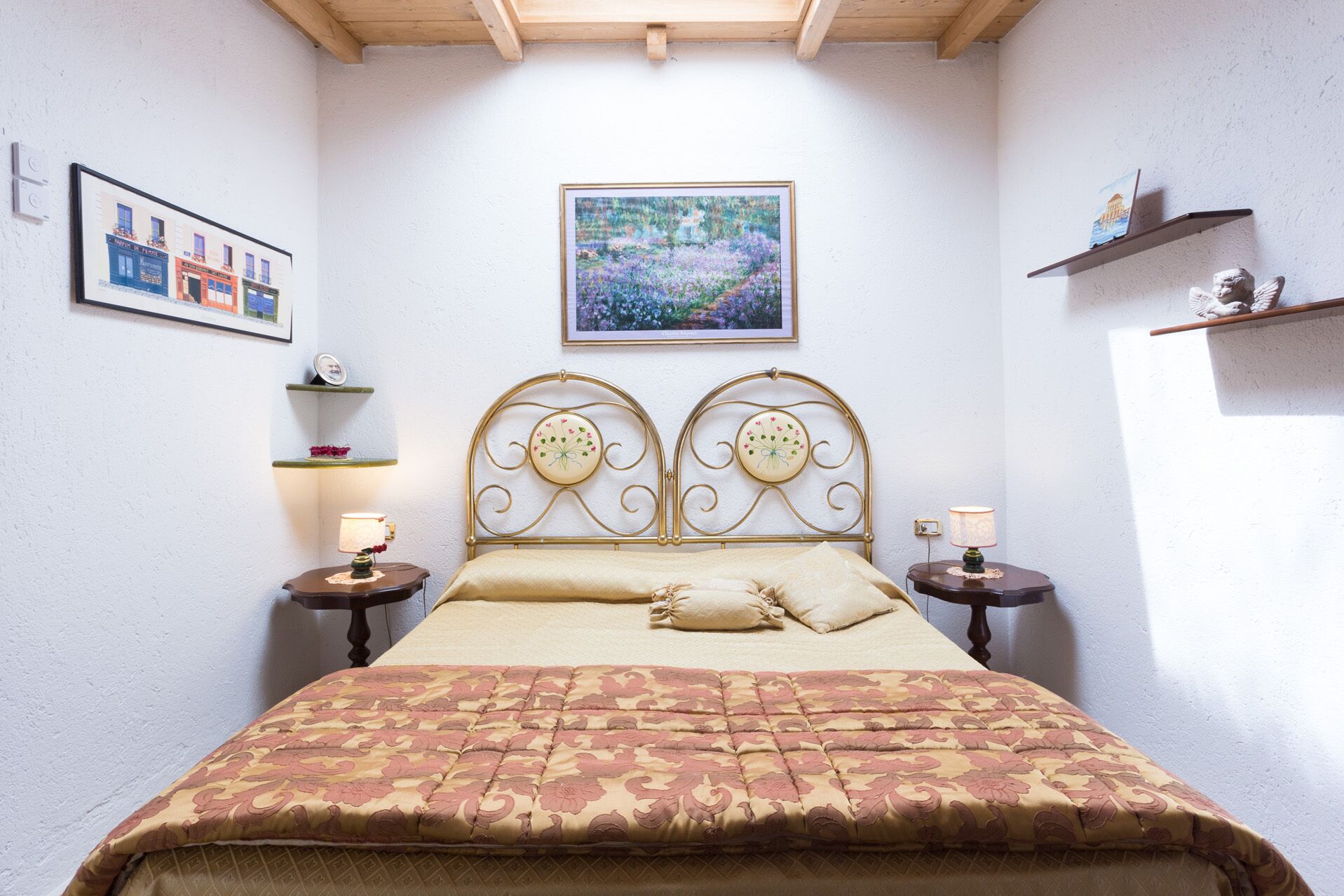 2 bedrooms, in-room safe, iron/ironing board, free WiFi
