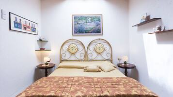 2 bedrooms, in-room safe, iron/ironing board, free WiFi