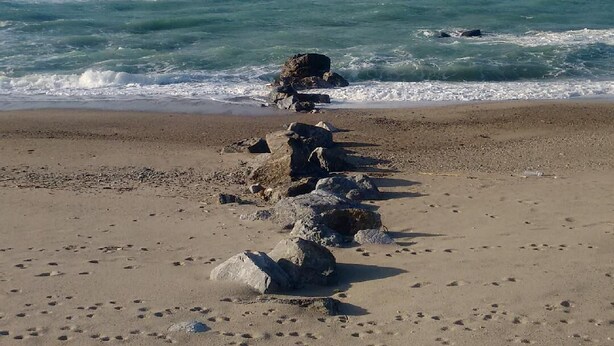 A beach with scattered rocks and footprints. - Villa Chorisia. Antique furniture Villa, large rooms and quiet area (Messina)