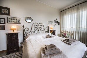 4 bedrooms, iron/ironing board, bed sheets