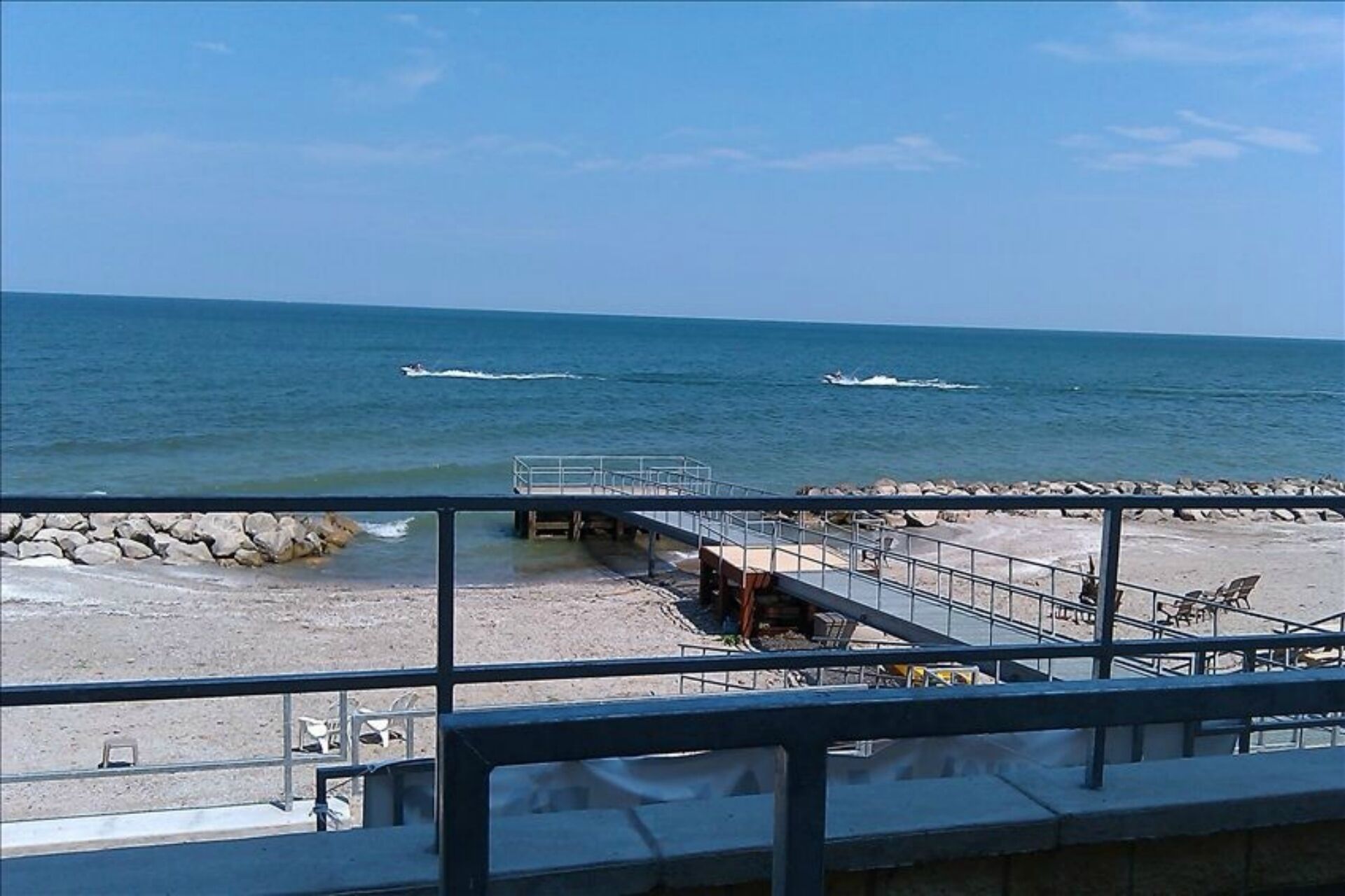 在海滩、沙滩椅、沙滩毛巾