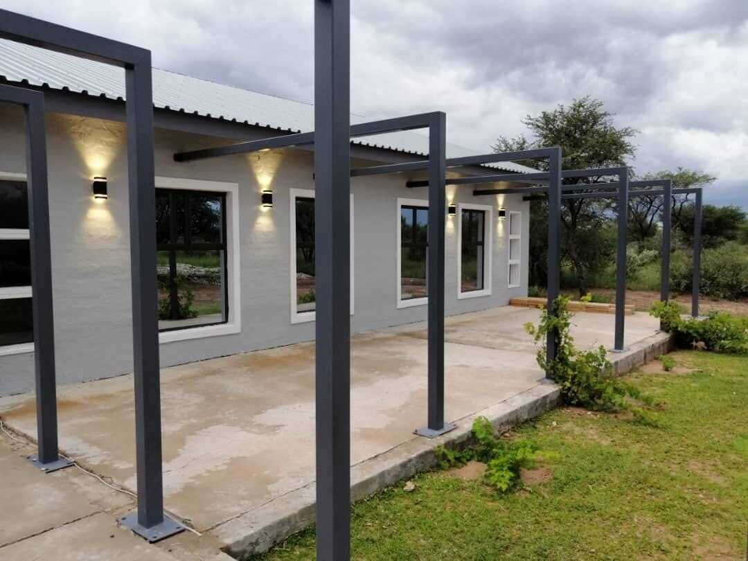 Un edificio moderno con struttura in metallo, ampie finestre e illuminazione esterna.