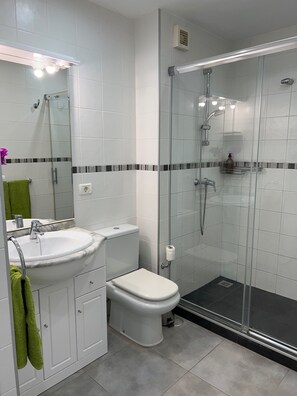 Shower - EL JABLILLO SEAFRONT, magnificent views of the ocean. (Costa Teguise)