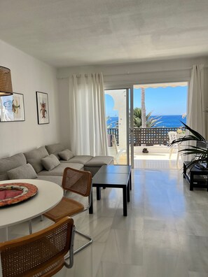 TV - EL JABLILLO SEAFRONT, magnificent views of the ocean. (Costa Teguise)