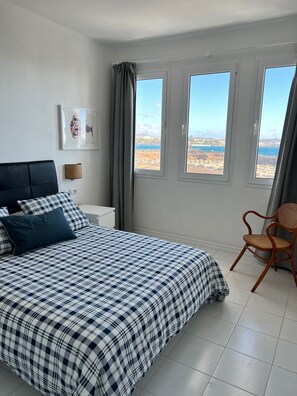 2 bedrooms, travel crib, WiFi - EL JABLILLO SEAFRONT, magnificent views of the ocean. (Costa Teguise)