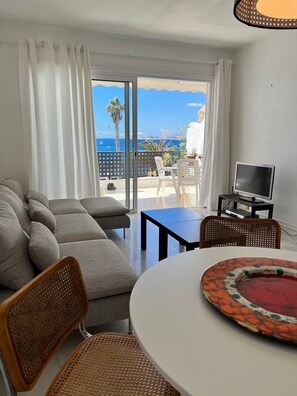 TV - EL JABLILLO SEAFRONT, magnificent views of the ocean. (Costa Teguise)