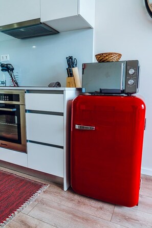 Réfrigérateur, micro-ondes, four, plaque de cuisson