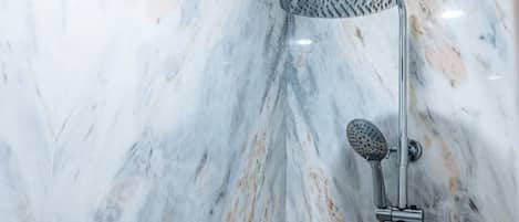 Douche, séchoir à cheveux, serviettes fournies, savon