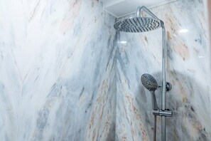 Douche, sèche-cheveux, serviettes fournies, savon