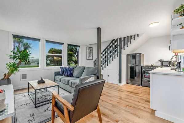 TV - Cozy Chalet in Ocean Shores located within steps from the beach (Ocean Shores)