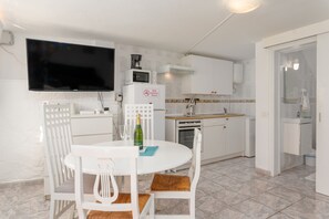 Køleskab, ovn, elkedel, brødrister