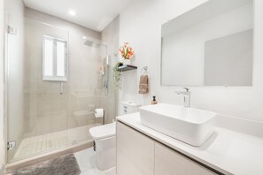 A modern bathroom with a glass-enclosed shower, a white sink, and a large mirror. - Retreat Near MIA • Heated Pool_BBQ & Playground (Miami)
