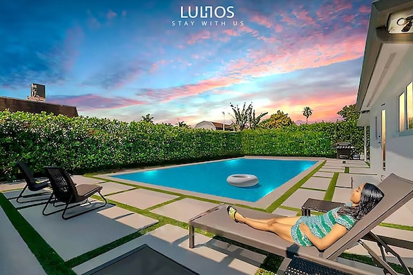 Outdoor pool, a heated pool - Paradise Near MIA: Pool, BBQ & Playground (Miami)