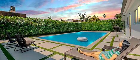 Een buitenzwembad en een verwarmd zwembad