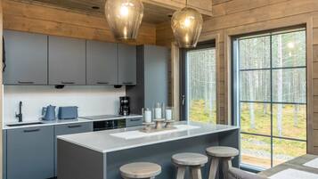 Frigorífico, microondas, lavavajillas y trona infantil