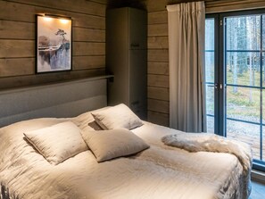 4 bedrooms, blackout curtains, iron/ironing board, Internet