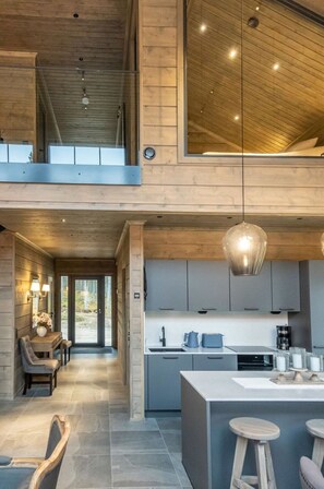 冰箱、微波炉、洗碗机、高脚椅