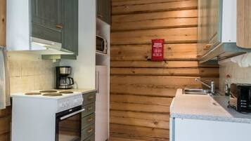 Kylskåp, mikrovågsugn, diskmaskin och grytor/köksredskap