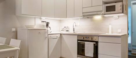 Fridge, microwave, dishwasher, cookware/dishes/utensils