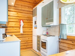 Refrigerador, microondas, lavavajillas y utensilios de cocina 