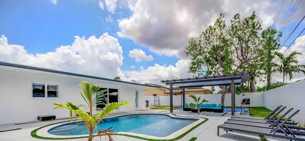 Blue Lagoon, heated pool, pool table & basketball court