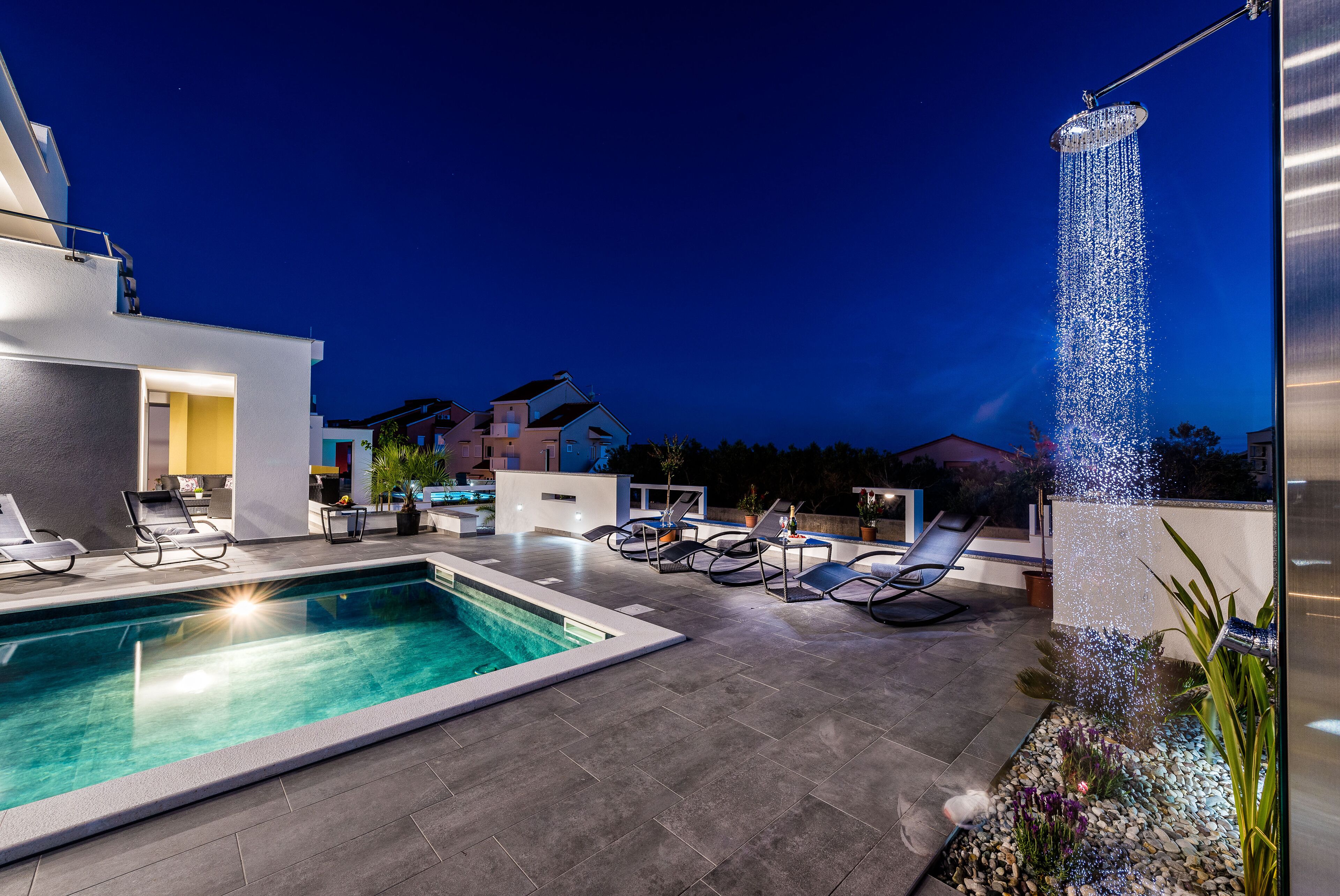 Utendørsbasseng og et oppvarmet basseng