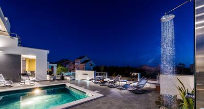 Luxury Two-Bedroom apartment with pool