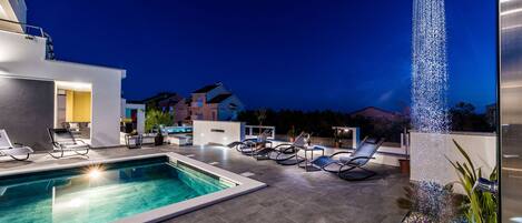 Piscina a l'aire lliure i piscina climatitzada